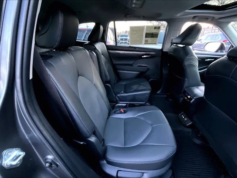 Certified 2025 Toyota Highlander Limited image 18