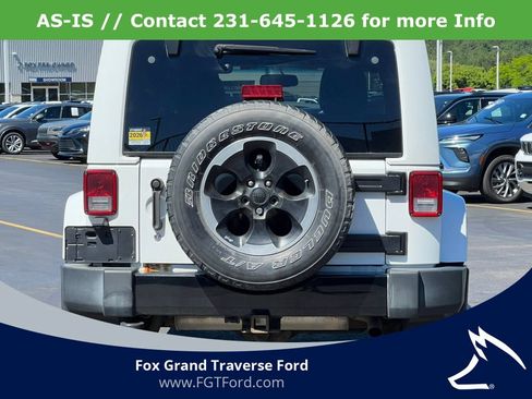 Used 2014 Jeep Wrangler Unlimited Sahara w/ Dual Top Group AWD/4WD image 37