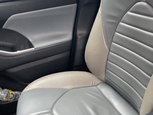 Used 2023 Toyota Highlander LE AWD/4WD image 5