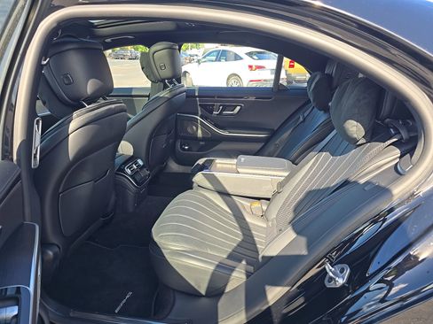 Used 2022 Mercedes-Benz S 580 4MATIC Sedan w/ AMG Line Package image 16