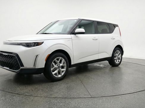 Used 2025 Kia Soul LX w/ LX Technology Package FWD image 3
