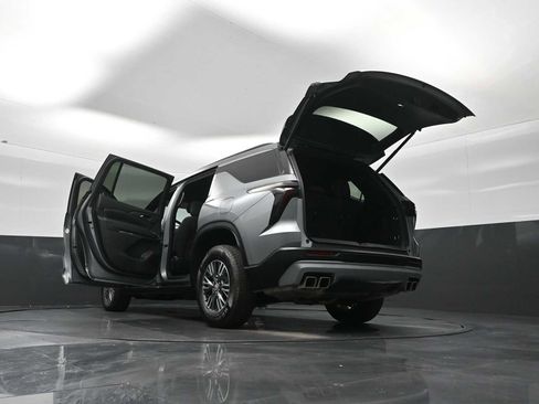 Used 2024 Chevrolet Traverse LT image 38