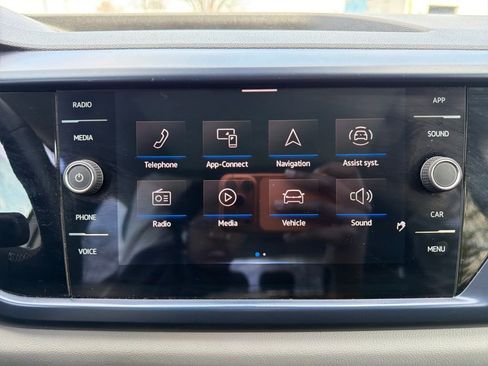 Used 2023 Volkswagen Taos SE w/ Panoramic Sunroof Package FWD image 21
