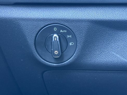 Used 2025 Volkswagen Jetta SE image 39