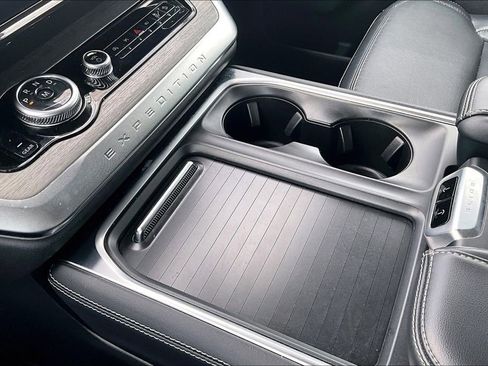 Used 2025 Ford Expedition Platinum image 17