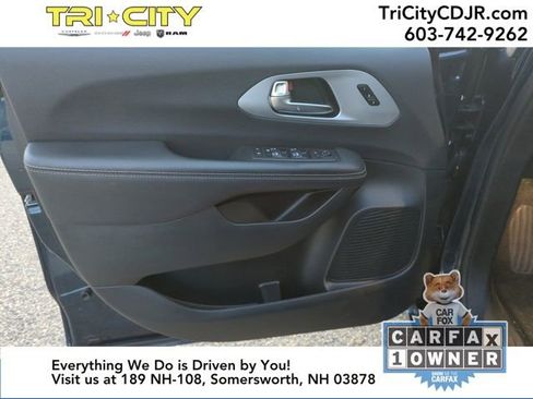 Used 2025 Chrysler Pacifica Limited image 18