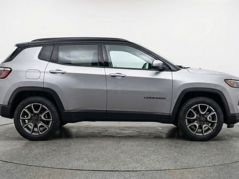 Used 2025 Jeep Compass Trailhawk image 11