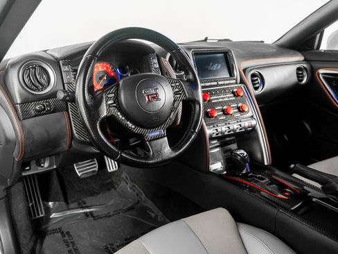 Used 2009 Nissan GT-R Premium image 2