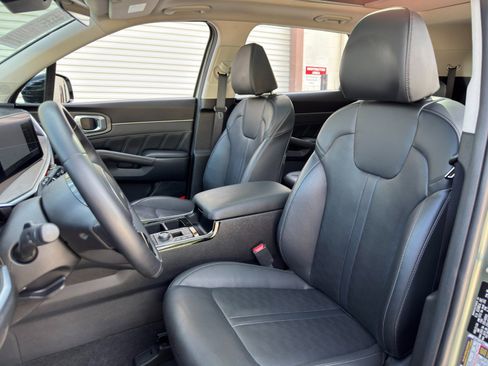 Used 2025 Kia Sorento SX AWD/4WD image 39