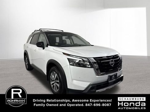 Used 2025 Nissan Pathfinder SL AWD/4WD image 3