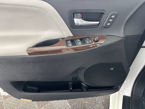 Used 2019 Toyota Sienna Limited Premium FWD image 20