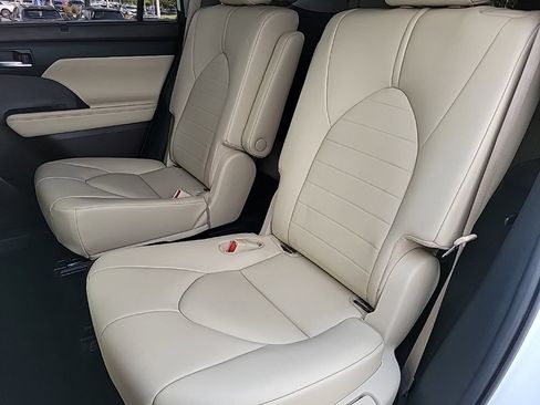 Used 2021 Toyota Highlander XLE AWD/4WD image 12