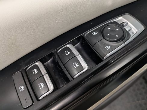 Certified 2022 Kia Carnival LX image 9