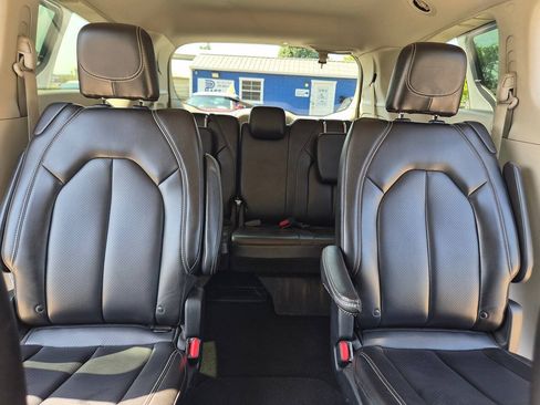 Used 2023 Chrysler Pacifica Touring-L FWD image 18