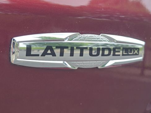 Used 2022 Jeep Compass Latitude w/ Mopar Graphics Package AWD/4WD image 11