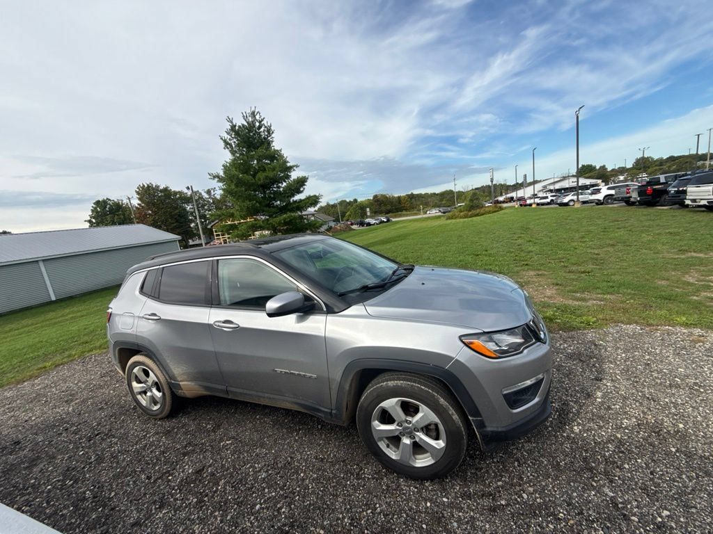 Used 2018 Jeep Compass Latitude w/ Cold Weather Group AWD/4WD image 2