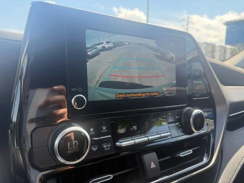 Used 2025 Toyota Highlander LE FWD image 13