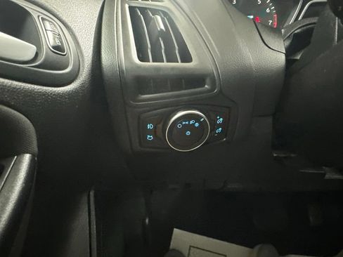 Used 2018 Ford Focus SE w/ SE Appearance Package FWD image 43