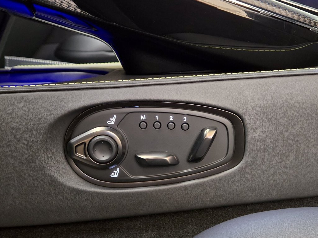 Used 2025 Aston Martin V8 Vantage Coupe RWD image 35