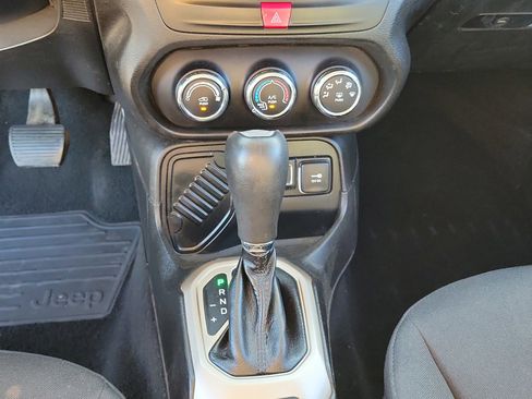 Used 2016 Jeep Renegade Latitude FWD image 22