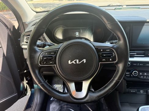 Used 2022 Kia Niro EX w/ Cold Weather Package FWD image 16