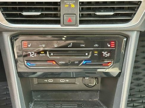 Used 2025 Volkswagen Taos SE w/ Panoramic Sunroof Package image 28