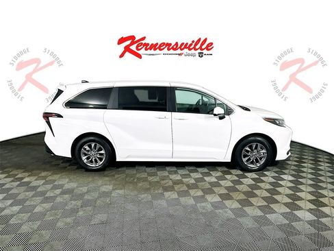Used 2024 Toyota Sienna LE image 8