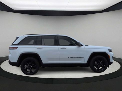 Used 2023 Jeep Grand Cherokee Altitude AWD/4WD image 9