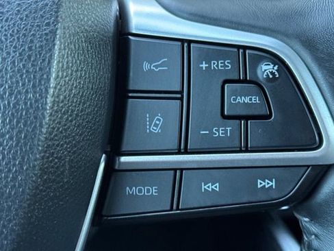 Used 2023 Toyota Highlander LE image 40