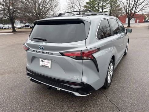 Used 2023 Toyota Sienna XSE image 5