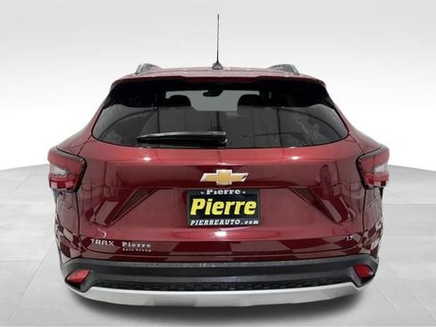 Used 2025 Chevrolet Trax LT image 3