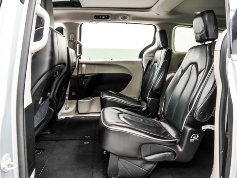 Used 2023 Chrysler Pacifica Limited FWD image 18