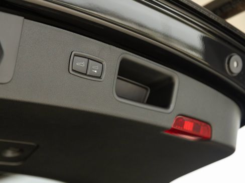 Certified 2025 Porsche Macan image 30