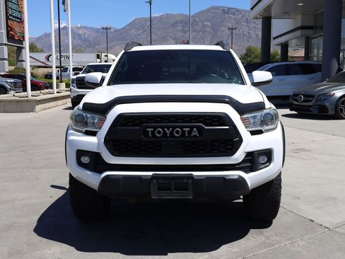 Used 2018 Toyota Tacoma TRD Off-Road w/ TRD Premium Off Road Package AWD/4WD image 9