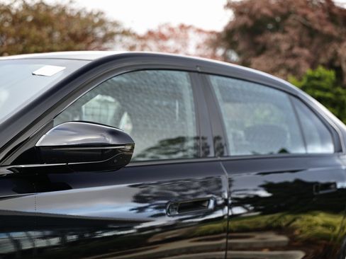 Used 2025 BMW 740i w/ Premium Package image 11