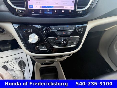 Used 2023 Chrysler Pacifica Touring-L image 23