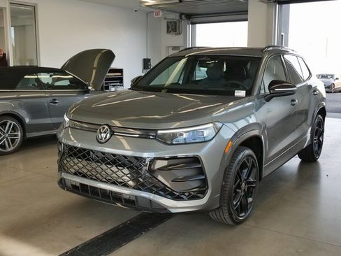 New 2026 Volkswagen Tiguan SE R-Line image 3