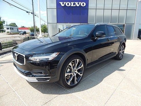 New 2025 Volvo V90 B6 Cross Country Ultra w/ Protection Package Premier image 3