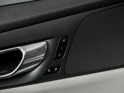 Used 2021 Volvo S60 T6 Momentum w/ Premium Package image 16