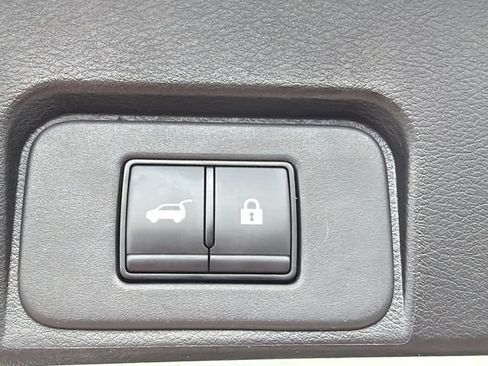 Used 2025 Nissan Rogue SV FWD image 19