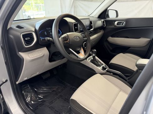 Used 2025 Hyundai Venue SEL FWD image 9