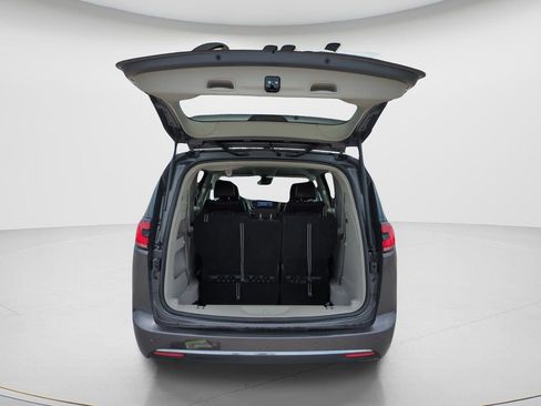 Used 2023 Chrysler Pacifica Touring-L FWD image 9