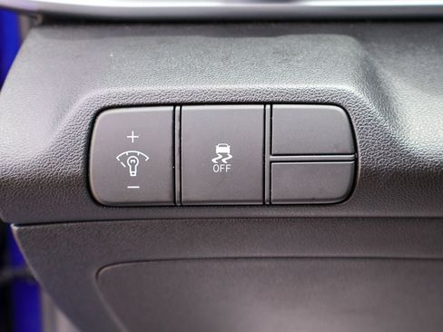 Used 2025 Hyundai Elantra Limited FWD image 18