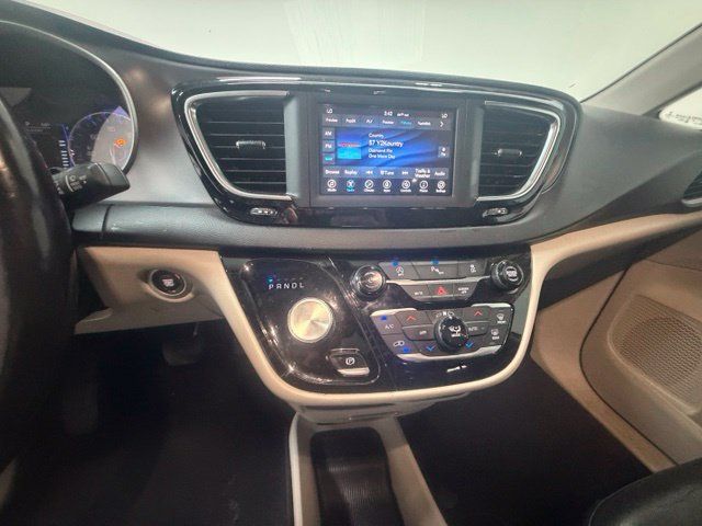 Used 2020 Chrysler Pacifica Touring-L FWD image 17