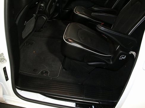 Used 2025 Chrysler Pacifica Limited image 27