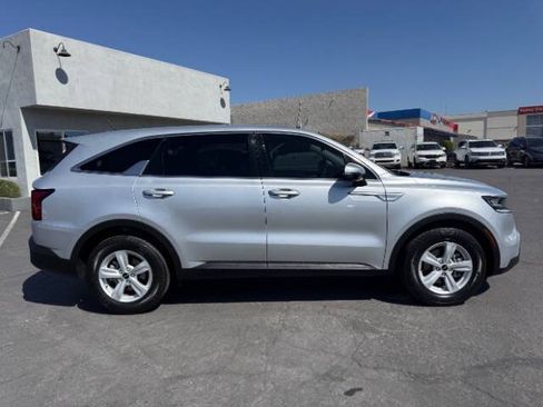 Used 2022 Kia Sorento LX FWD image 2