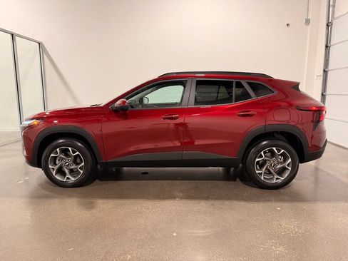 Used 2025 Chevrolet Trax LT w/ LT Convenience Package FWD image 8