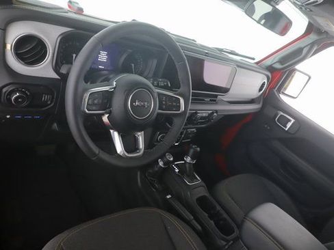 Used 2025 Jeep Wrangler Unlimited Sahara image 17