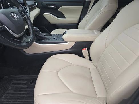 Used 2023 Toyota Highlander XLE image 9
