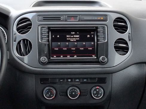 Used 2018 Volkswagen Tiguan Limited image 28